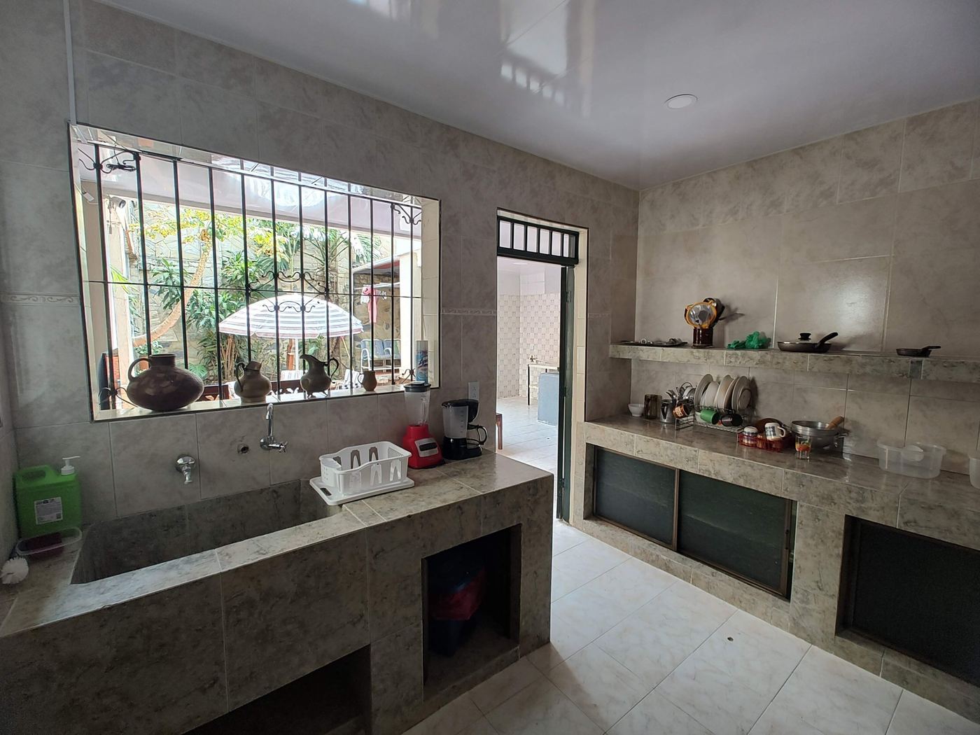 Cocina con vista al patio