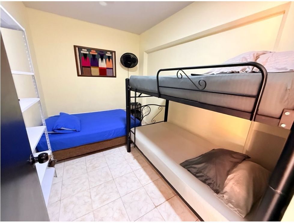 Habitación 2: 1 cama doble y 1 camarote, 4 personas
