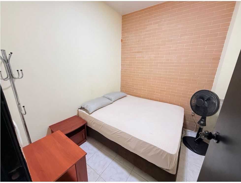 Habitación 4: 1 cama doble, 2 personas