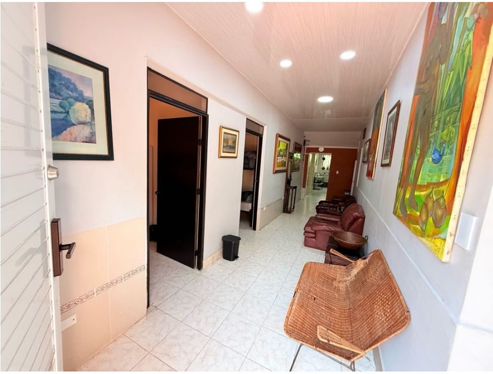 Hall de entrada con zona de estar y obras de arte