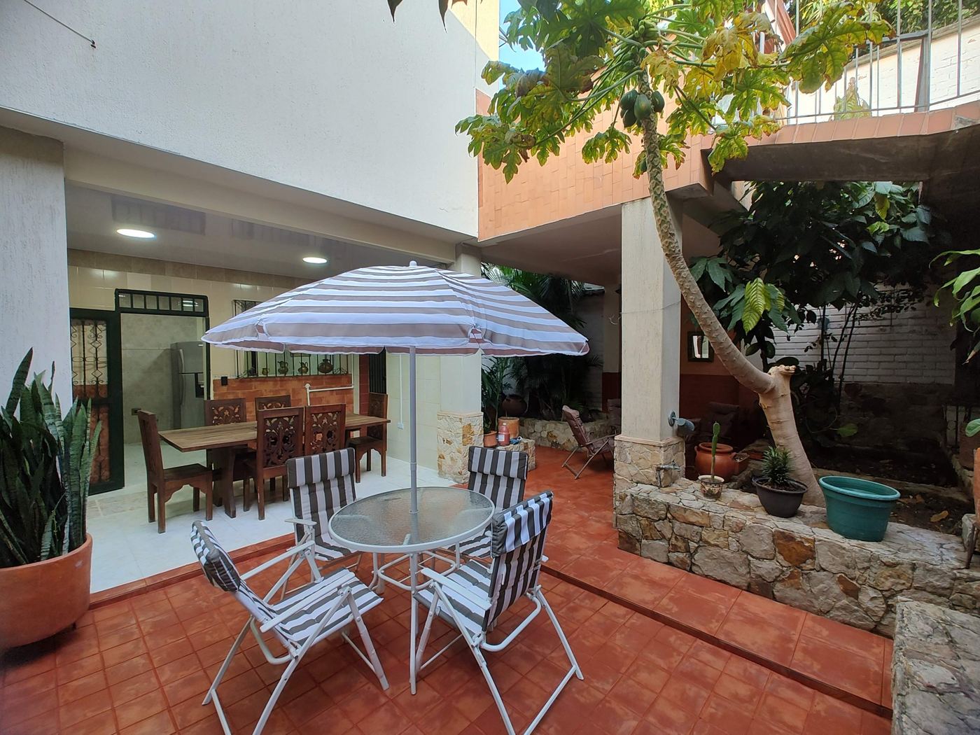 Patio de Herradura House con comedor al aire libre y la cocina al fondo